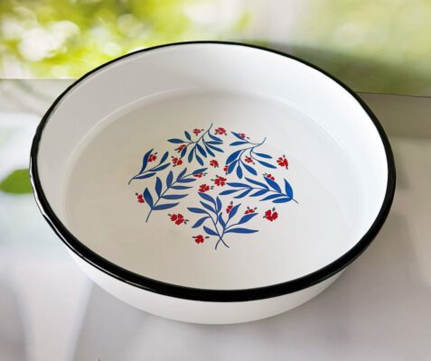 תבנית אמייל עגולה 28 עם פרחיםבשתי דוגמאות הפרחים הכחולים אדומים