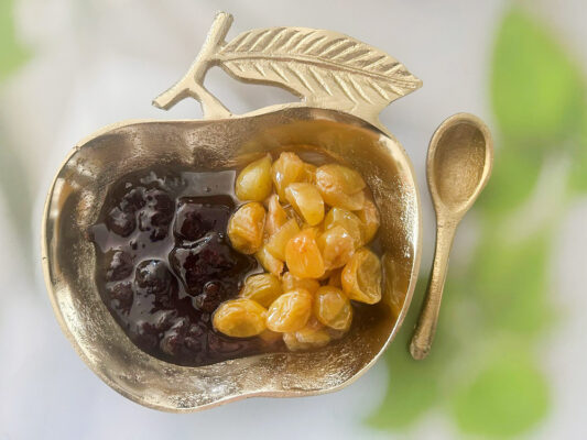 קערית הגשה מוזהבת בצורת חצי תפוח