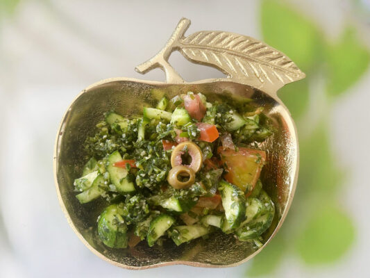 קערית הגשה מוזהבת בצורת חצי תפוח