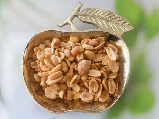 קערית הגשה מוזהבת בצורת חצי תפוח