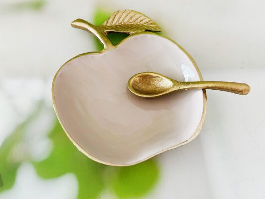 קערית הגשה מוזהבת בז' בצורת חצי תפוח