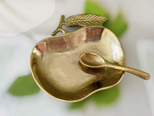 קערית הגשה בצורת חצי תפוח עם כפית מזהב