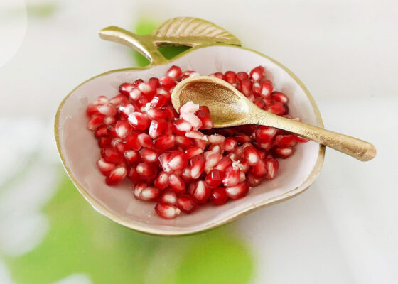 קערית הגשה מוזהבת בז' בצורת חצי תפוח